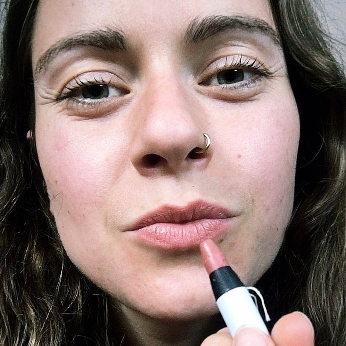 How to Apply Plastic-Free Lipstick